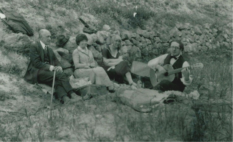 Manuel y María del Carmen de Falla, Emilia Llanos y Andrés Segovia en una excursión. Granada, 1923. Archivo Manuel de Falla, Granada.